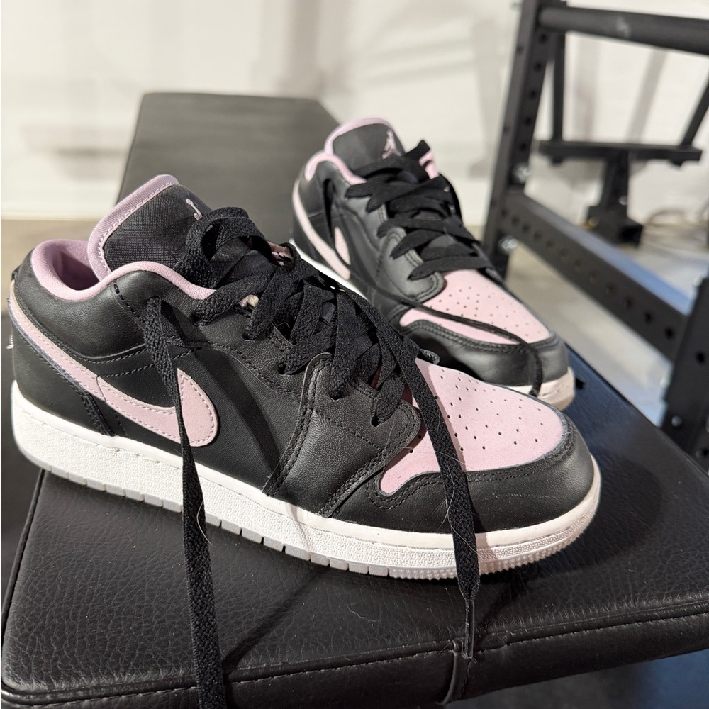 Black and light purple Jordan 1